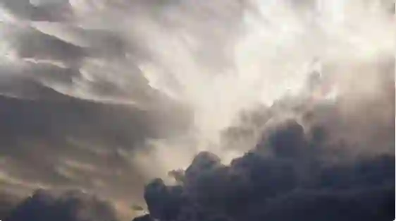 الوطني للأرصاد يحذر من موجات غبار ورياح حارة وأمطار على هذه المناطق في الغربية والوسطى
