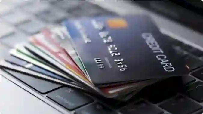 البنك المركزي السعودي يعلن عن تغيير سياسة رسوم وشروط الدفع عبر بطاقات الائتمان