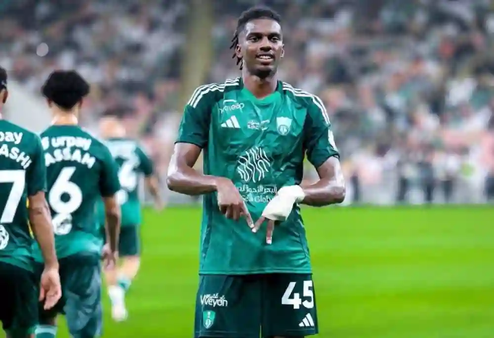 الهلال يدفع بسخاء لنجم أهلي جدة 