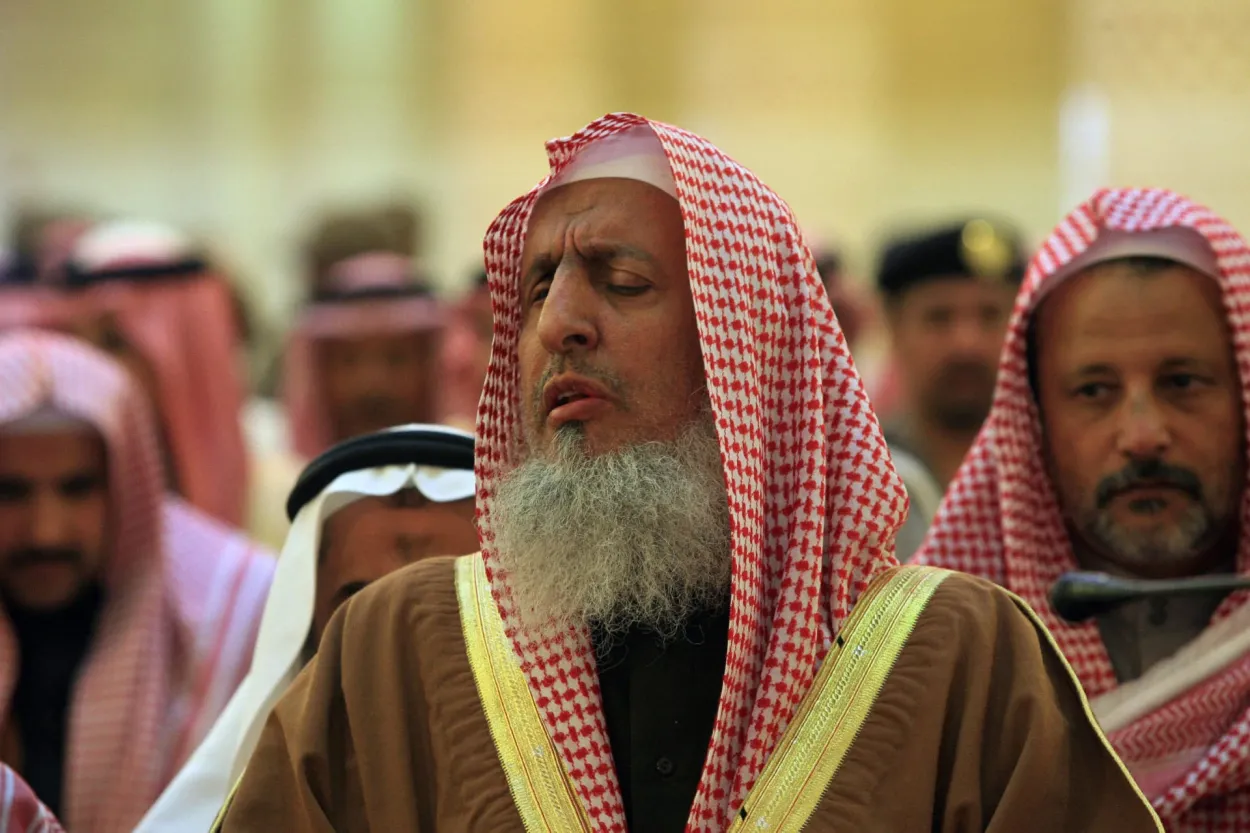 صورة قديمة تُنشر لأول مرة لفضيلة مفتي المملكة الراحل عبد العزيز ال الشيخ