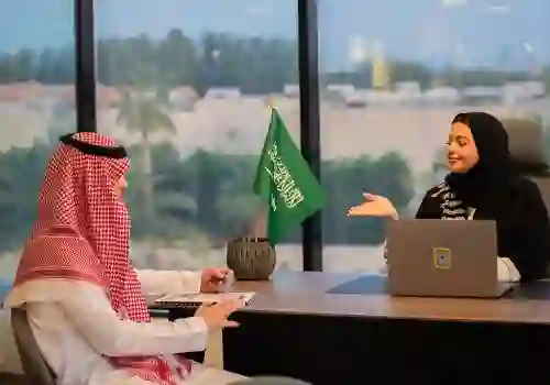 السعودية تبدء إصدار تأشيرة عمل جديدة تسمح لحامليها بالعمل في جميع المهن
