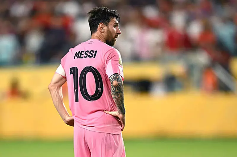 مقارنة بين العرض الذي حصل عليه ميسي للانضمام لدوري روشن وعقد رونالدو الذي وقعه مع نادي النصر